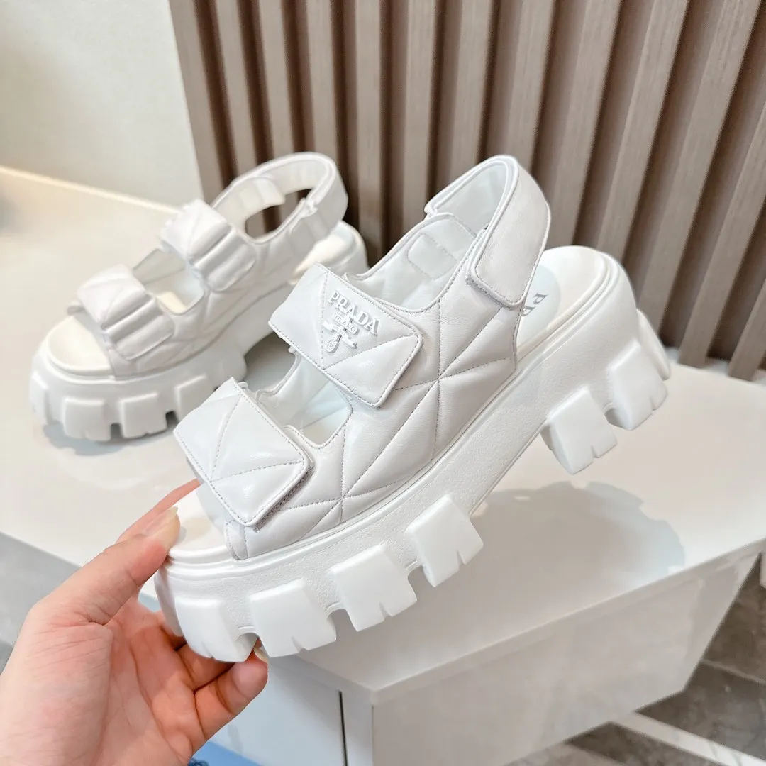 👟👟Ex-factory price 520👟👟 Prada 2024 new summer sandals series Thick-soled sandals This is a must-have for summer. It feels soft and delicate on the feet and is extremely comfortable. You can match it as you like. Original molded midsole. Original foaming technology tooth outsole, size 35-41.